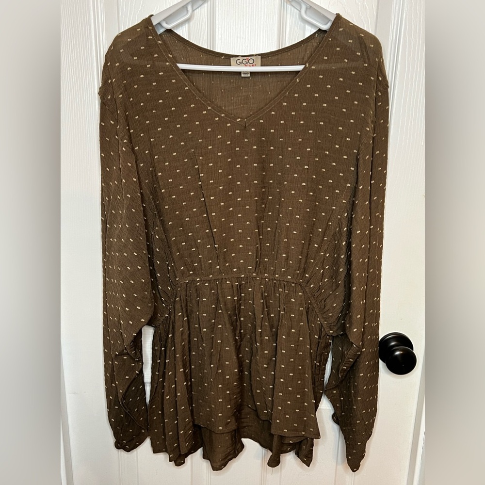 Gigi’s plus+ size 2XL. Blouse, 72% rayon,18% nylon,10% polyester